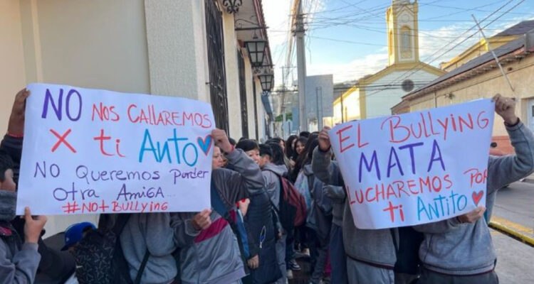 Conmoción por muerte de niña de 13 años víctima de bullying en colegio de La Serena