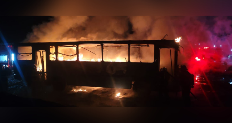 Bus en desuso de municipio de Carahue termina destruido por fuego: estaba estacionado en sitio municipal
