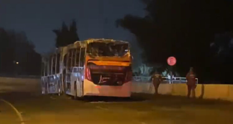 Desconocidos realizan ataque incendiario a bus RED en Estación Central: se consumió por completo