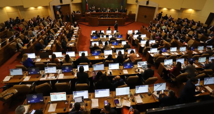 DC se aleja de la oposición y FA apoya al PC: las negociaciones para presidir la Cámara de Diputados