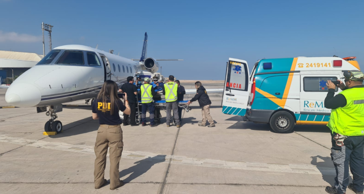 Camionero chileno herido en Bolivia llega a Antofagasta y es trasladado al Hospital Regional