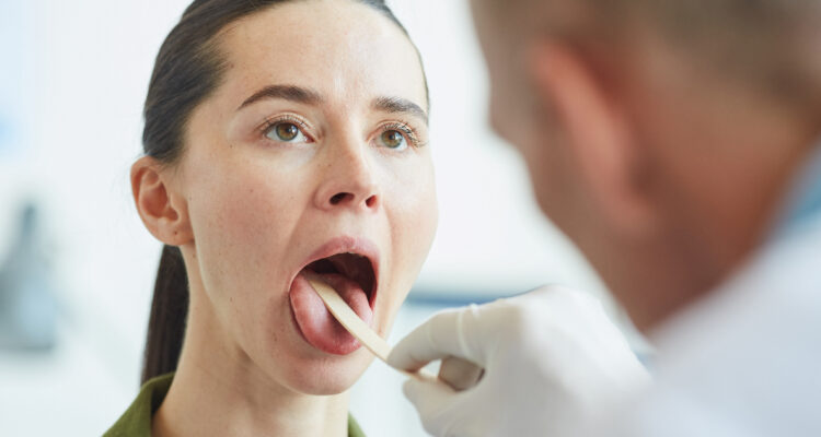 Hay señales de alerta del cáncer oral que puedes detectar en un autoexamen