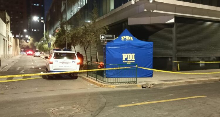 Carabinero balea y da muerte a dos sujetos que habrían intentado asaltarlo en Santiago