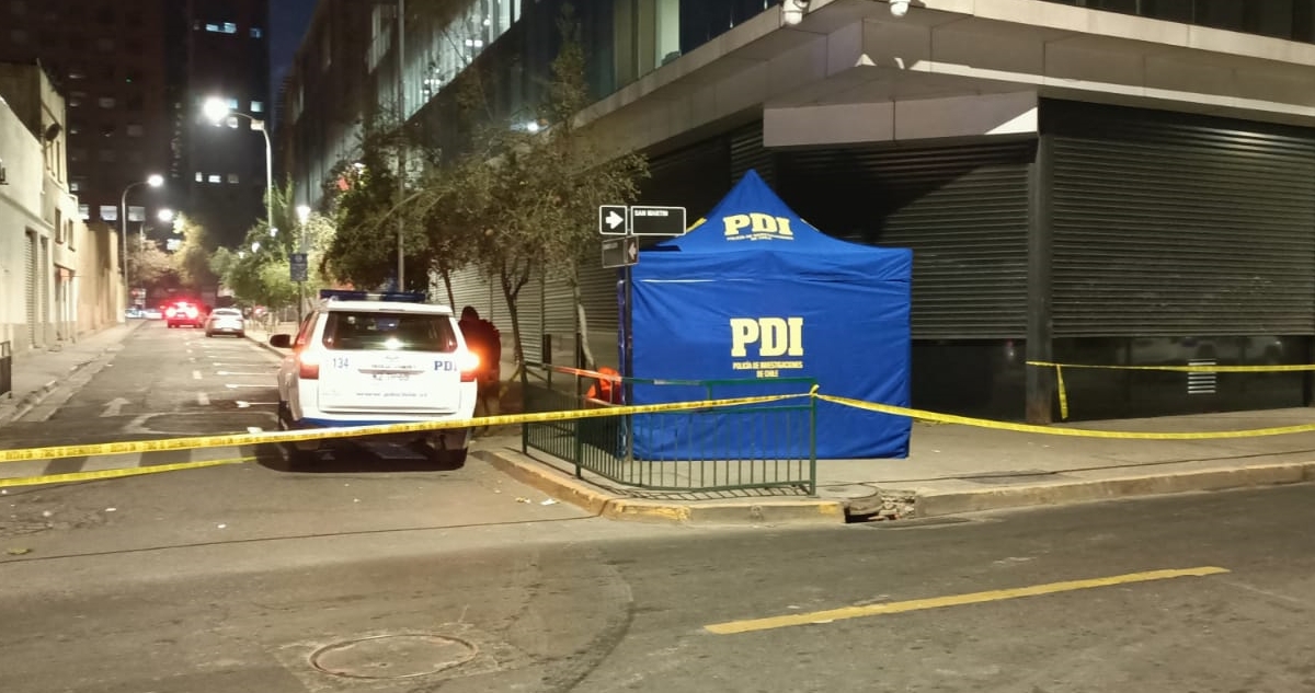 Carabinero balea y da muerte a dos sujetos que habrían intentado asaltarlo en Santiago