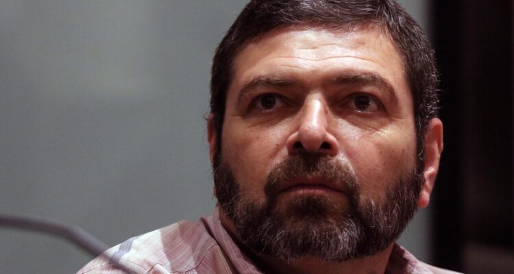 Detienen por violencia intrafamiliar a Carlos Ruiz, ideólogo del Frente Amplio