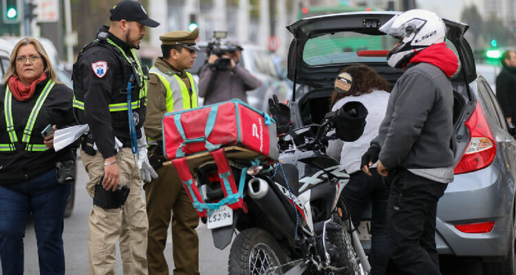 Carter emplaza al Congreso a poner urgencia a la ley que busca regular a repartidores delivery