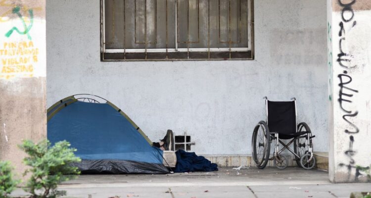 Encuesta Casen: pobreza por ingresos llega a 6,5% de la población y extrema pobreza alcanza el 2%