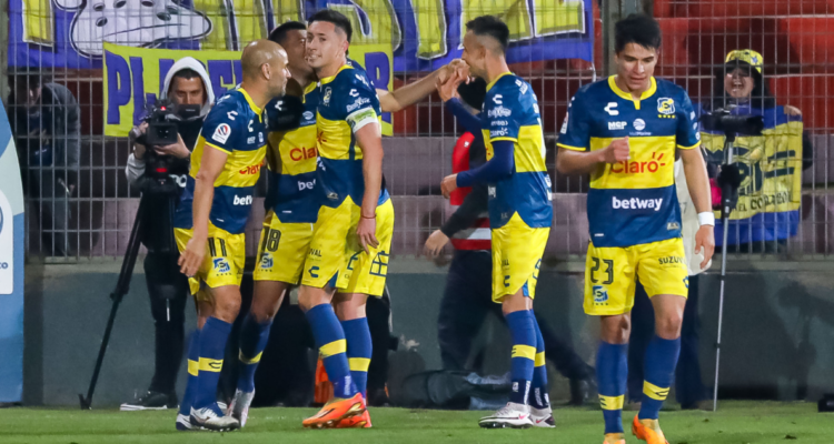 Everton consigue importante triunfo ante Universidad Católica en el Campeonato Nacional.