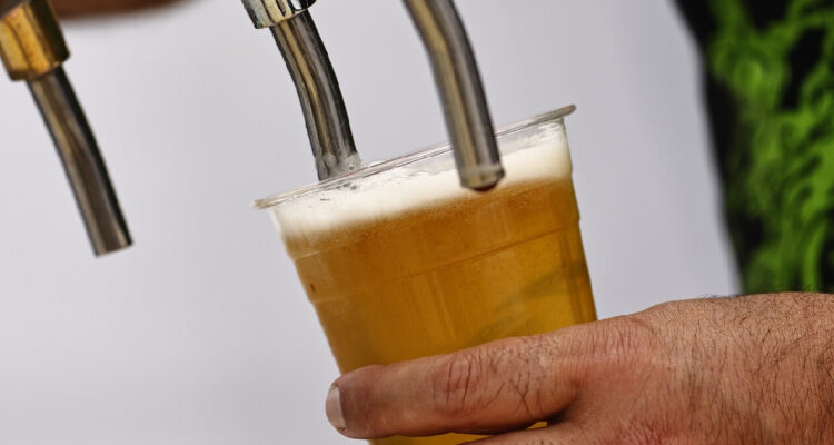 un vaso plástico lleno de cerveza