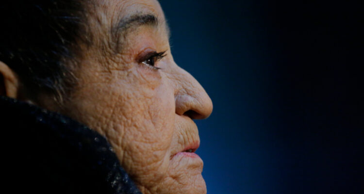 La cantante Cecilia, la Incomparable mirando seria hacia el horizonte. La cantante siempre relató su estadía en la cárcel como una pesadilla.