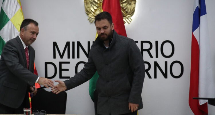 Chile y Bolivia anuncian reuniones para abordar robo de vehículos y trata de personas en la frontera