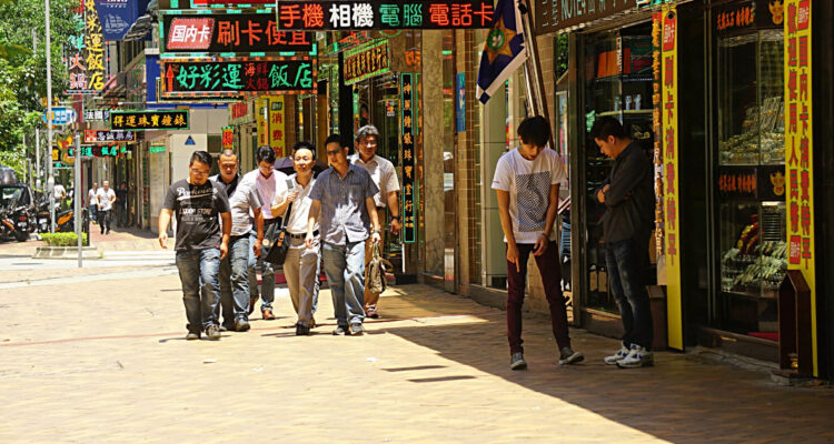 Desempleo de jóvenes en China marca récord y aducen que hay demasiados graduados universitarios