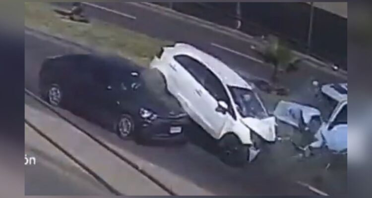 Cámara de seguridad captó violento choque múltiple en Antofagasta