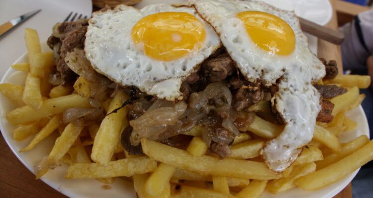 La chorrillana es un plato clásico de la gastronomía