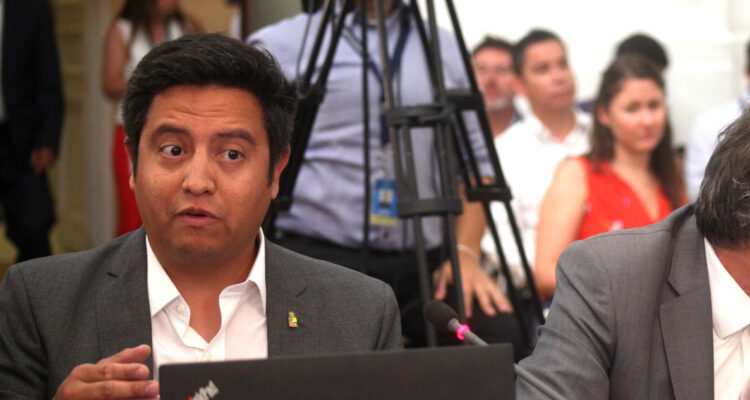 Oposición pide salida de nuevo coordinador de Ciberseguridad por tuiteos contra Carabineros