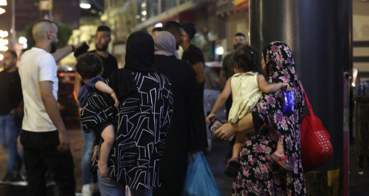 Miles de civiles huyen y son evacuados ante escalada de operación militar israelí en Yenin