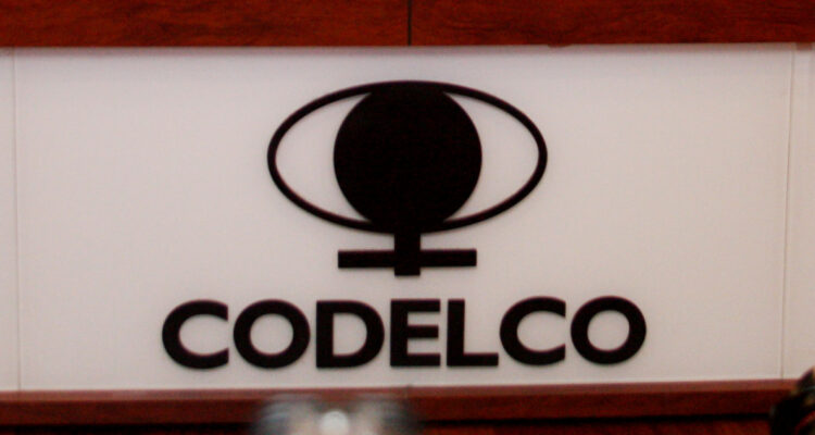Mala noticia para el “sueldo de Chile”: Excedentes de Codelco se desploman y estatal explica razones