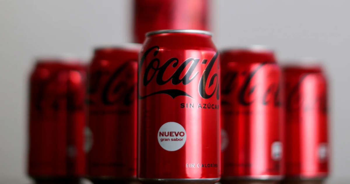 ¿Cuánto aspartamo tiene una Coca-Cola light o sin azúcar y cuántas porciones se pueden tomar al día?