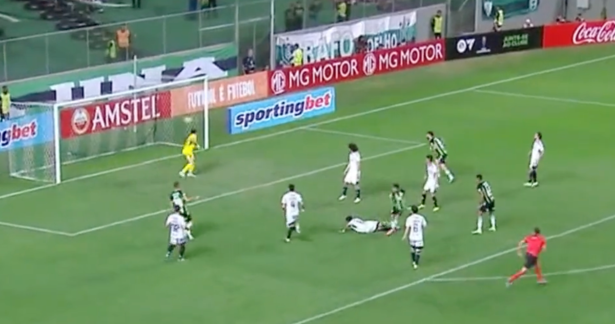 Colo Colo está sufriendo ante la contundencia de América Mineiro.