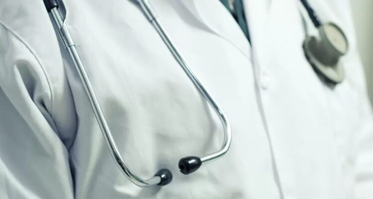 Condenan a médico por negligencia en muerte de adolescente en Villarrica