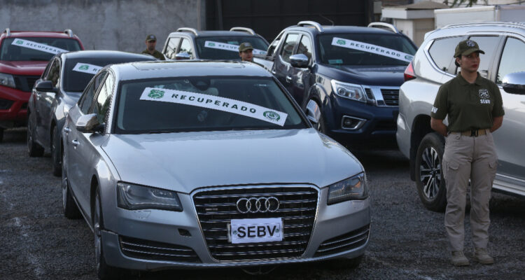 Contrabando Chile-Bolivia: mafias de vehículos robados “pasan por encima” del gobierno boliviano