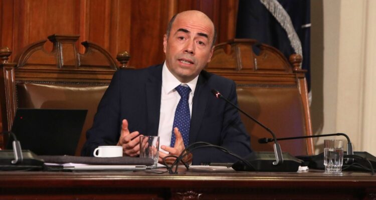 Contralor dice que se deberá “profundizar regulación” de tratos directos entre el Estado y fundaciones