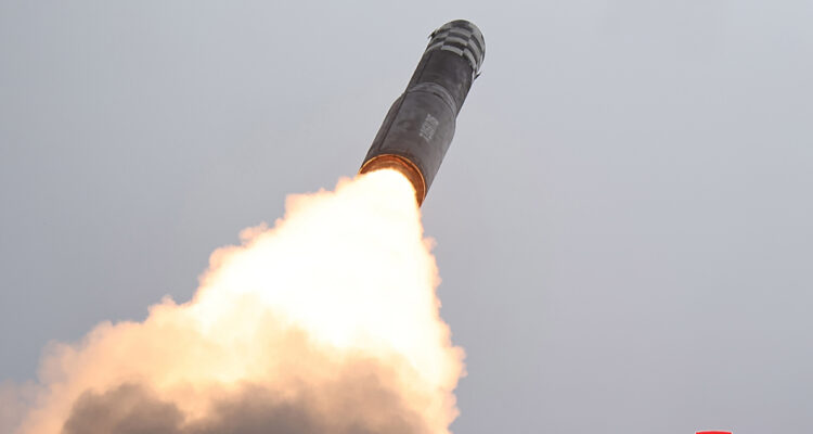 Corea del Norte dispara nuevo misil balístico intercontinental al mar de Japón