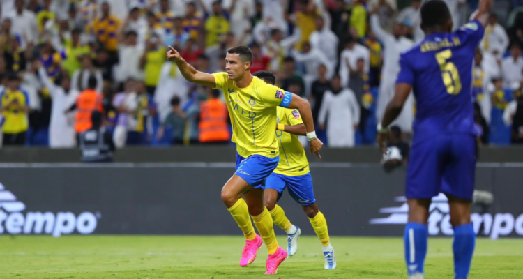 Cristiano Ronaldo celebra su primer gol en la Champions League de Arabia Saudita.