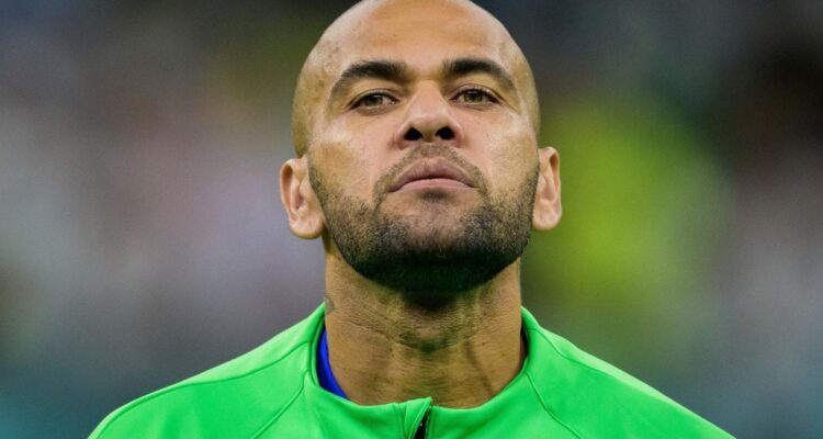 Dani Alves permanece detenido por “riesgo de fuga”