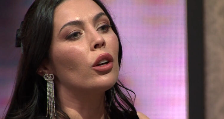 Daniela Aránguiz hablando de violencia en Podemos Hablar