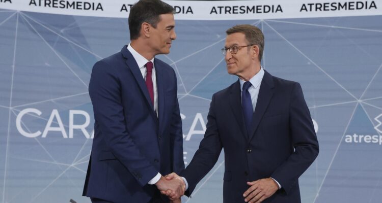 Pedro Sánchez (i) y Alberto Núñez Feijoo antes de iniciar el debate