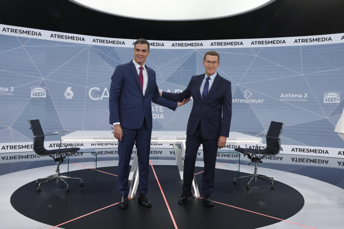 Pedro Sánchez (i) y Alberto Núñez Feijoo antes de iniciar el debate