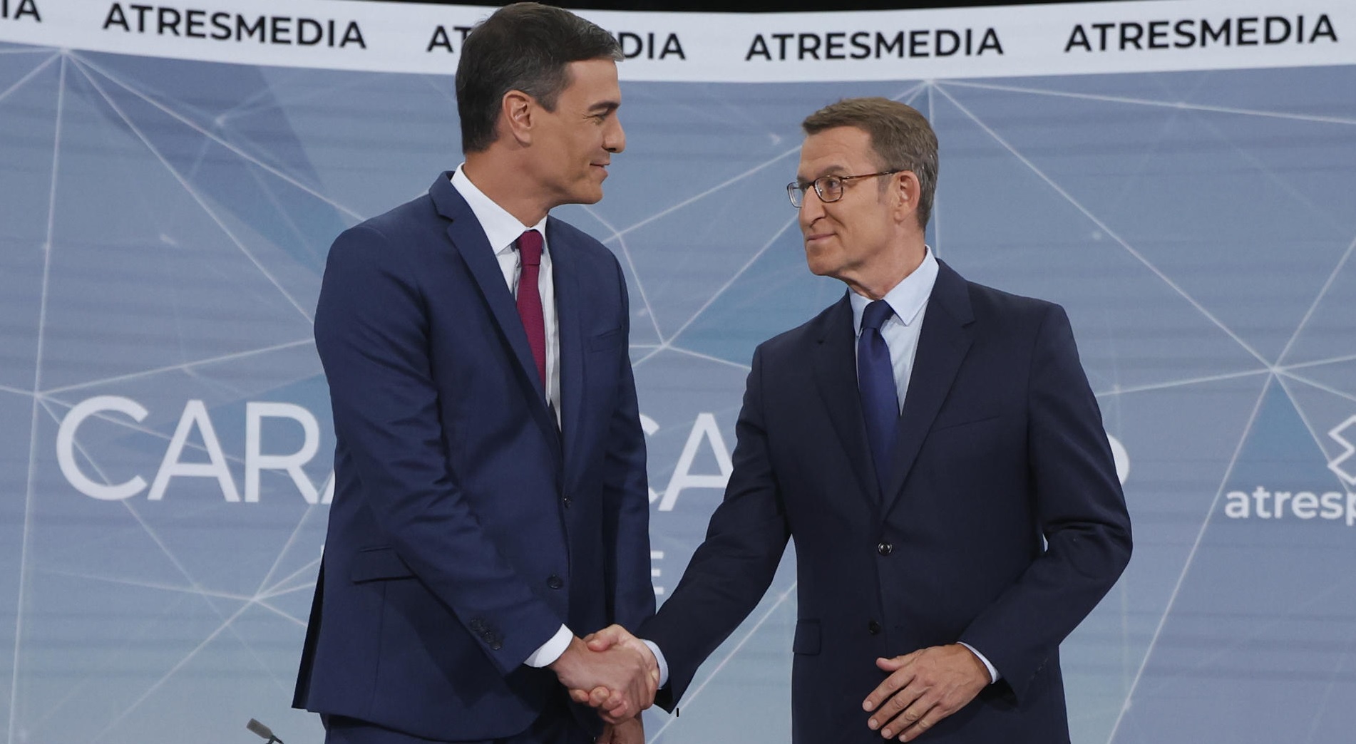 Pedro Sánchez (i) y Alberto Núñez Feijoo antes de iniciar el debate
