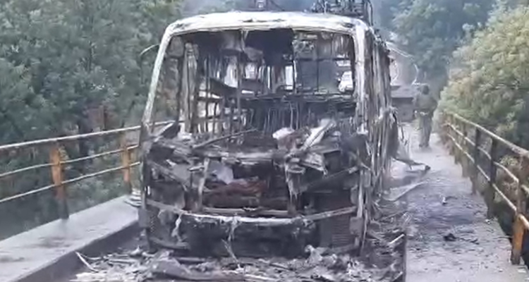 Delincuentes quemaron un bus que transportaba a trabajadores forestales en Collipulli