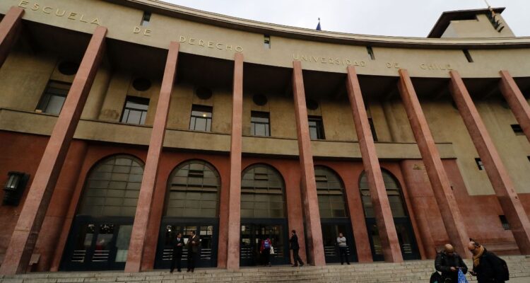 Docente baja candidatura a cargo en U. de Chile tras ser vinculado a encubrimiento de exagente DINA