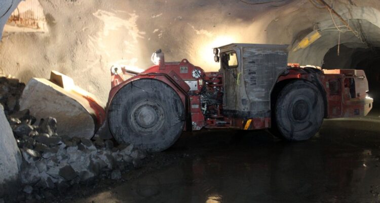 Revelan video de momento en que trabajadores huyen de derrumbe en El Teniente: “Por aquí, por aquí”