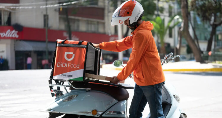 Repartidor en motocicleta de DiDi Foods