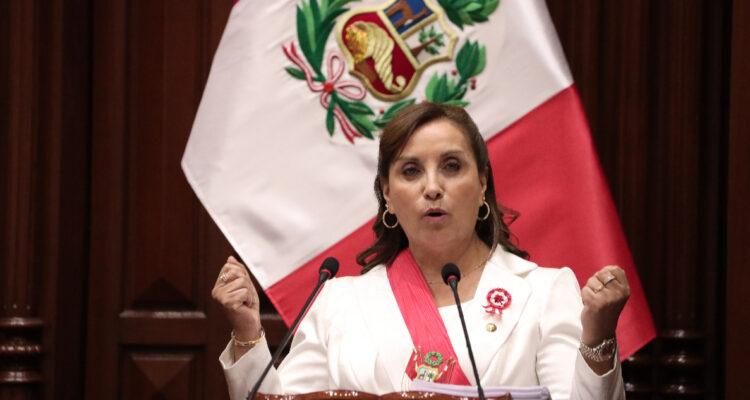 Dina Boluarte busca facilitar la expulsión de extranjeros que cometan delitos en Perú