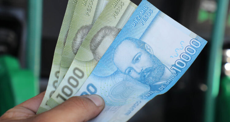 Buena noticia para el bolsillo: Revisa cuánto bajará la UF luego del IPC negativo de junio