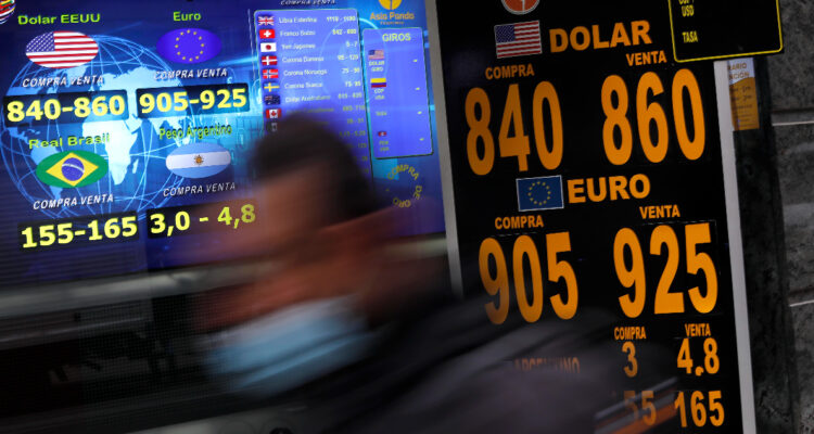 Dólar se dispara y supera los $840 en su apertura tras el recorte de tasas del Banco Central en Chile