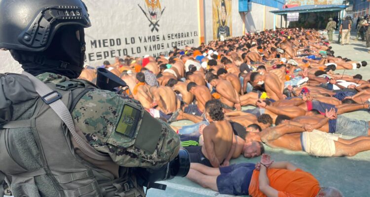 Presos reunidos en un patio durante una intervención en la penitenciaria del Litoral