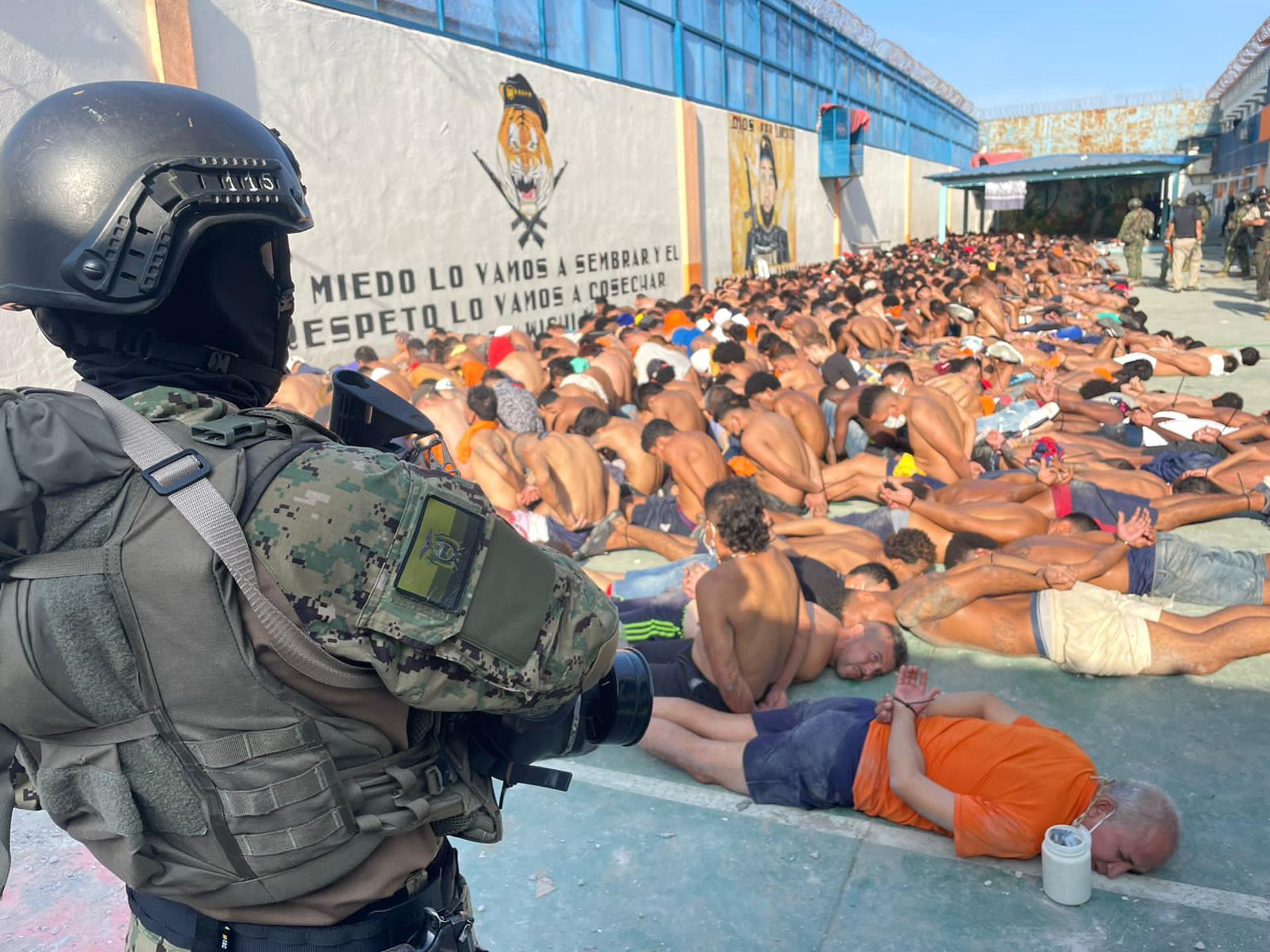 Presos reunidos en un patio durante una intervención en la penitenciaria del Litoral