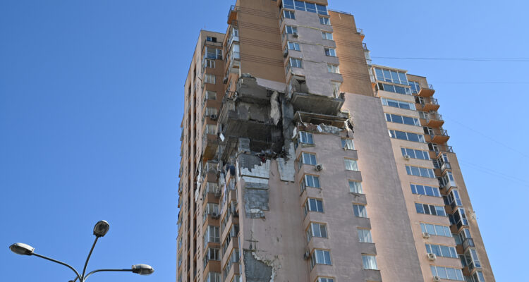 Edificio destruido en Kiev, la capital de Ucrania, durante los primeros días del conflicto armado.