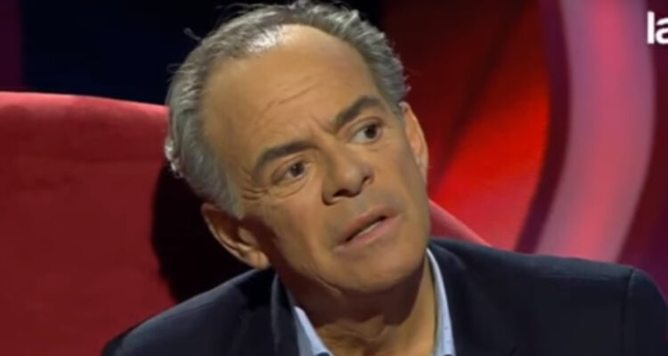 Eduardo Cruz Johnson hablando de diferentes momentos de la TV. El comunicador contó que sacó carnet de indigente tras salir de TVN.