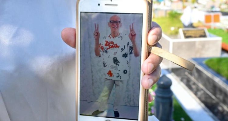 Nazira Lajim muestra una foto tomada en prisión de su hermano Nazeri, quien poco después fue ejecutado