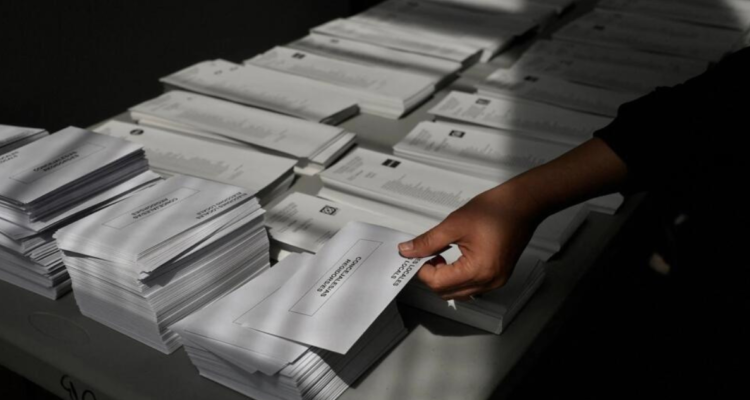 Papeletas en el colegio electoral Universidad de Barcelona el 28 de mayo de 2023