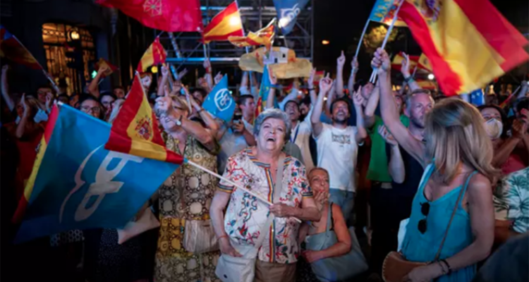 Ambiente durante el seguimiento de la jornada electoral de los comicios generales en la sede del PP