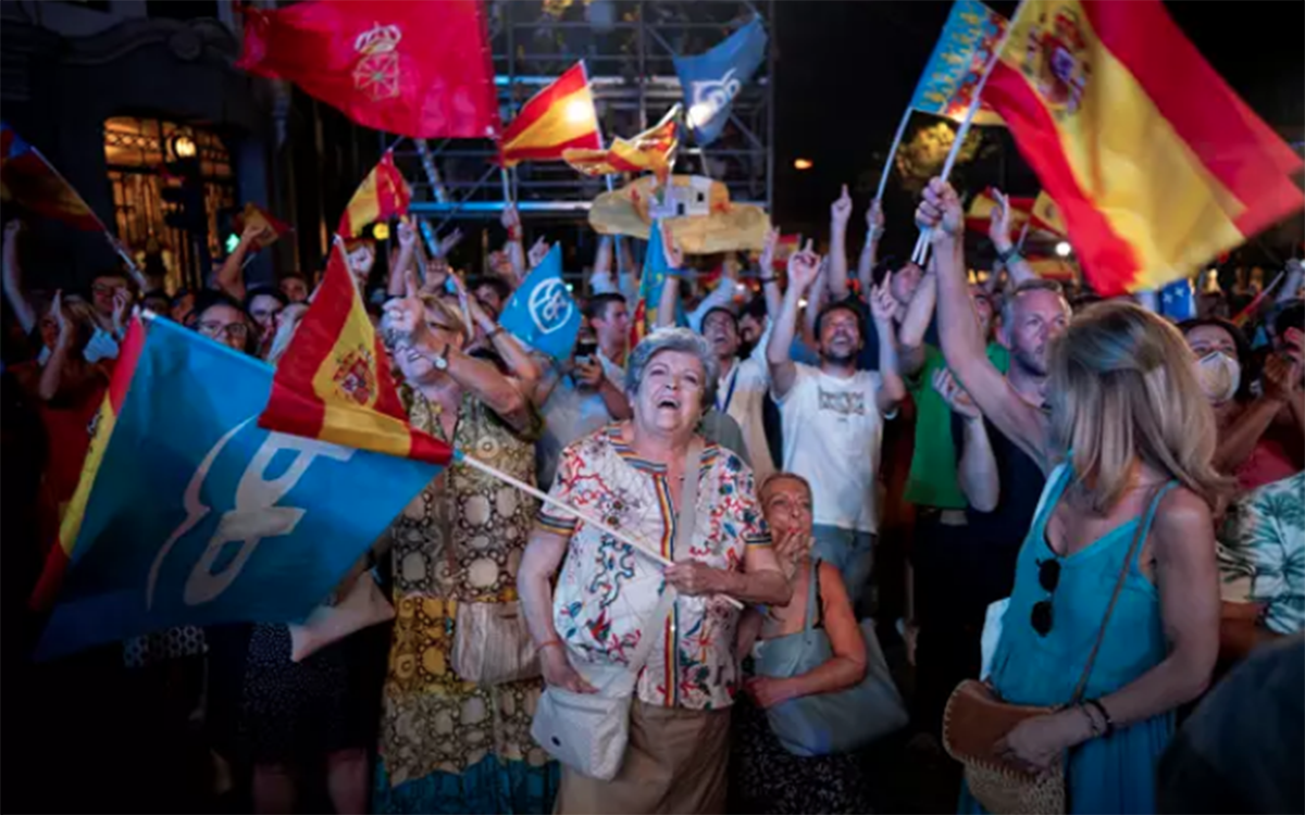 Ambiente durante el seguimiento de la jornada electoral de los comicios generales en la sede del PP