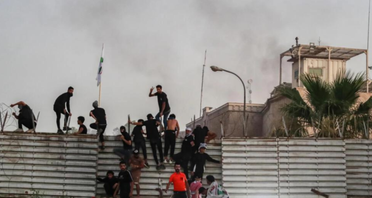 Seguidores del clérigo chií Moqtada al Sadr saltan la valla de la Embajada sueca en Irak