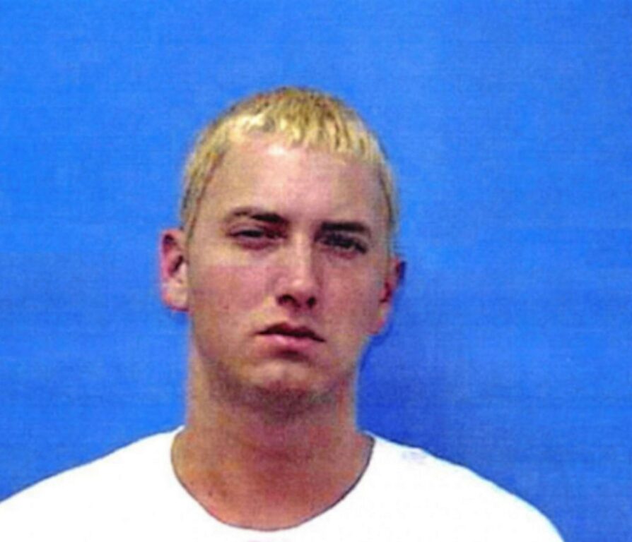 Eminem fue arrestado por presuntamente golpear con una pistola a un hombre en 2000 de quien sospechaba que había besado a su esposa, Kim Mathers.